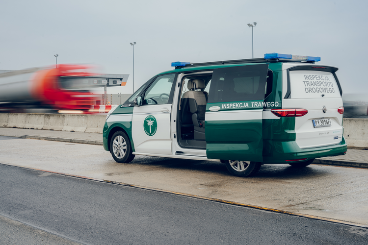 Mobilne biuro w Multivanie